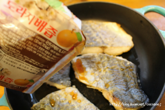삼치 엿장조림...  담백하고 짧조롬한 맛~