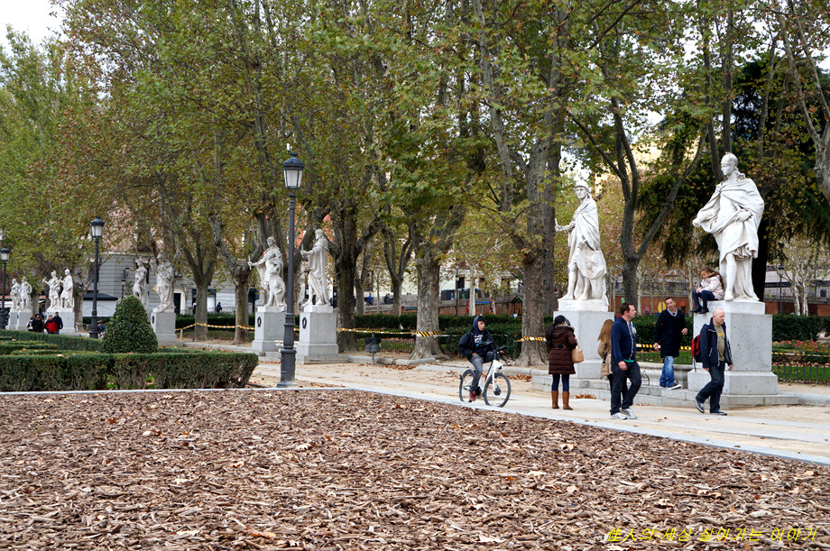 마드리드 왕궁(Palacio Real de Madrid)과 스페인 국기