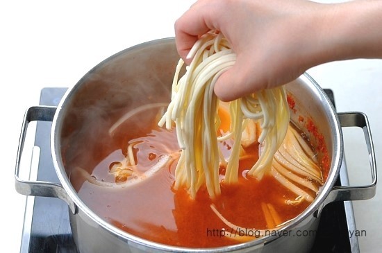 얼큰칼국수 이미지