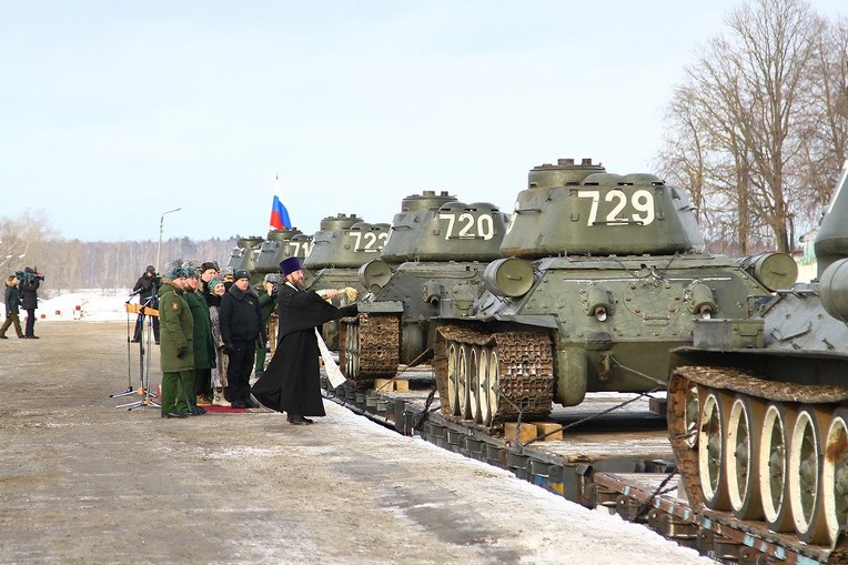 모스크바 지역에 도착한 라오스 30 T-34/85 에 대한 러시아군의 영접  Russian Army welcome 30 T-34/85 Tanks arrived in Moscow Region from Laos