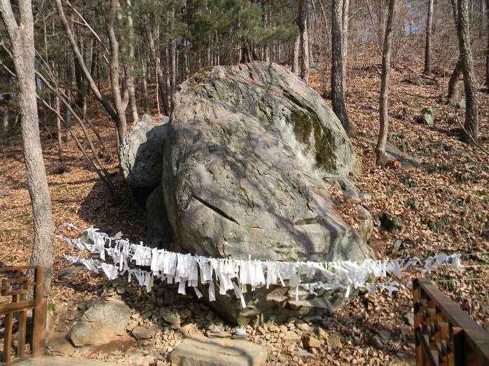 천장호 출렁다리와 소원을 들어준다는 소원바위(잉태바위)